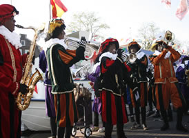 Muziekpieten op het podium bij de Sinterklaasintocht in Hoofddorp